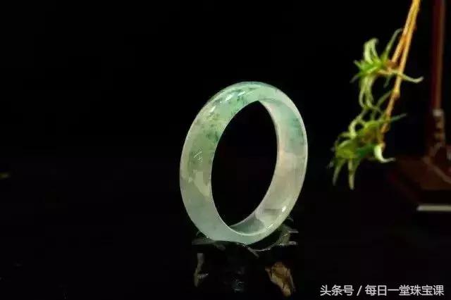 翡翠手镯带黄点能买吗,翡翠手镯黄-第8张图片-翡翠网 翡翠手镯带黄点能买吗,翡翠手镯黄-第8张图片-翡翠网