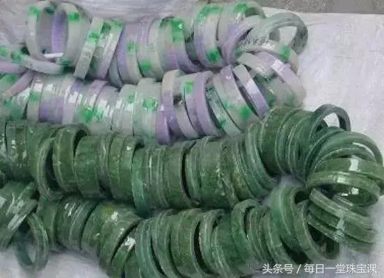 翡翠手镯带黄点能买吗,翡翠手镯黄-第13张图片-翡翠网 翡翠手镯带黄点能买吗,翡翠手镯黄-第13张图片-翡翠网