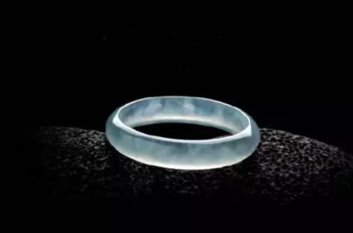 玉镯a货一般卖多少钱,翡翠手镯a货是什么意思-第1张图片-翡翠网 玉镯a货一般卖多少钱,翡翠手镯a货是什么意思-第1张图片-翡翠网