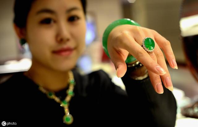 玉镯a货一般卖多少钱,翡翠手镯a货是什么意思-第2张图片-翡翠网 玉镯a货一般卖多少钱,翡翠手镯a货是什么意思-第2张图片-翡翠网