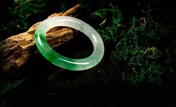 玉镯a货一般卖多少钱,翡翠手镯a货是什么意思-第3张图片-翡翠网 玉镯a货一般卖多少钱,翡翠手镯a货是什么意思-第3张图片-翡翠网