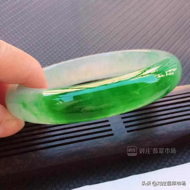 翡翠手镯里面很花,翡翠手镯会刮花吗-第3张图片-翡翠网 翡翠手镯里面很花,翡翠手镯会刮花吗-第3张图片-翡翠网