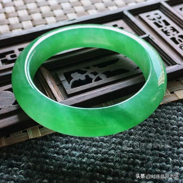 翡翠手镯里面很花,翡翠手镯会刮花吗-第5张图片-翡翠网 翡翠手镯里面很花,翡翠手镯会刮花吗-第5张图片-翡翠网