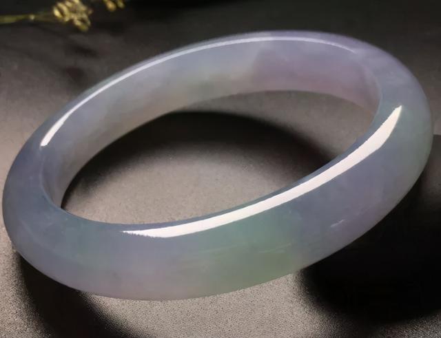 50岁戴什么颜色的玉镯好看,飘蓝花翡翠手镯价格-第4张图片-翡翠网 50岁戴什么颜色的玉镯好看,飘蓝花翡翠手镯价格-第4张图片-翡翠网