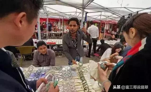 二万多的糯种翡翠手镯玻璃种帝王绿48亿手镯高清图-第1张图片-翡翠网 二万多的糯种翡翠手镯玻璃种帝王绿48亿手镯高清图-第1张图片-翡翠网