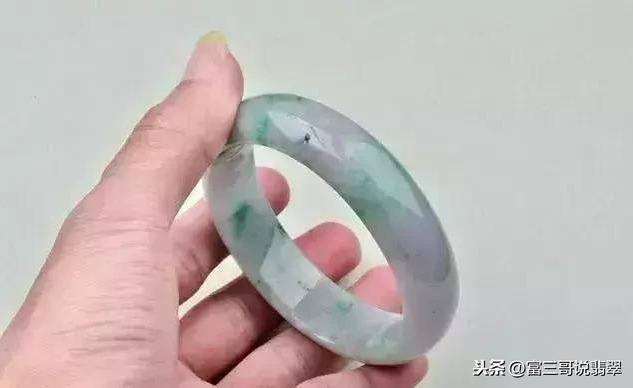 二万多的糯种翡翠手镯玻璃种帝王绿48亿手镯高清图-第2张图片-翡翠网 二万多的糯种翡翠手镯玻璃种帝王绿48亿手镯高清图-第2张图片-翡翠网
