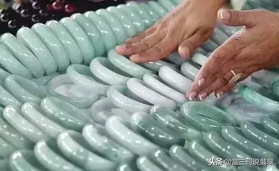 二万多的糯种翡翠手镯玻璃种帝王绿48亿手镯高清图-第4张图片-翡翠网 二万多的糯种翡翠手镯玻璃种帝王绿48亿手镯高清图-第4张图片-翡翠网