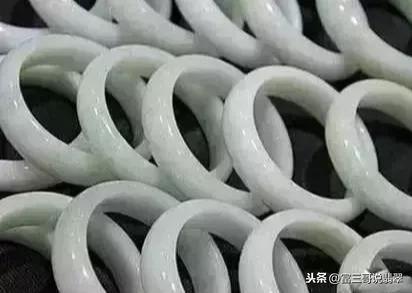 二万多的糯种翡翠手镯玻璃种帝王绿48亿手镯高清图-第5张图片-翡翠网 二万多的糯种翡翠手镯玻璃种帝王绿48亿手镯高清图-第5张图片-翡翠网