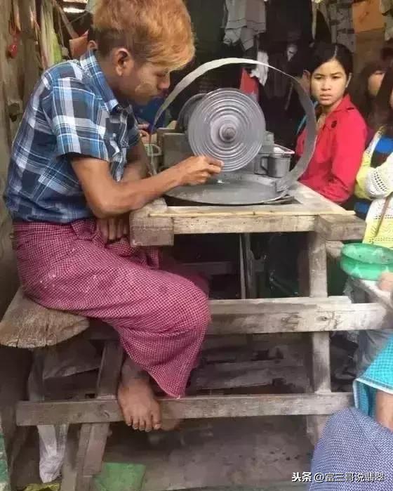 二万多的糯种翡翠手镯玻璃种帝王绿48亿手镯高清图-第7张图片-翡翠网 二万多的糯种翡翠手镯玻璃种帝王绿48亿手镯高清图-第7张图片-翡翠网