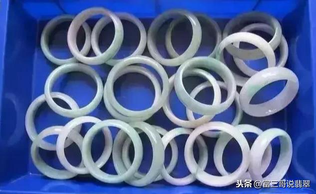 二万多的糯种翡翠手镯玻璃种帝王绿48亿手镯高清图-第8张图片-翡翠网 二万多的糯种翡翠手镯玻璃种帝王绿48亿手镯高清图-第8张图片-翡翠网