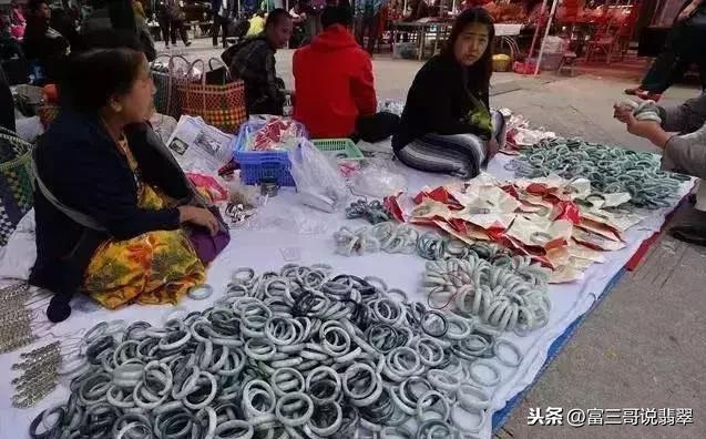 二万多的糯种翡翠手镯玻璃种帝王绿48亿手镯高清图-第10张图片-翡翠网 二万多的糯种翡翠手镯玻璃种帝王绿48亿手镯高清图-第10张图片-翡翠网