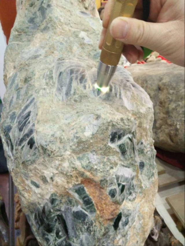 制作翡翠手镯过程,翡翠手镯变化过程-第1张图片-翡翠网 制作翡翠手镯过程,翡翠手镯变化过程-第1张图片-翡翠网