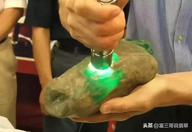 翡翠原石黄沙皮知识黄沙皮出什么翡翠-第10张图片-翡翠网 翡翠原石黄沙皮知识黄沙皮出什么翡翠-第10张图片-翡翠网