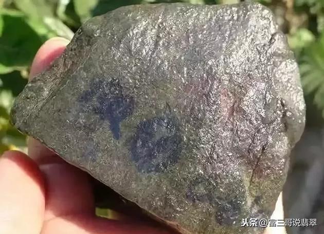 翡翠原石黄沙皮知识黄沙皮出什么翡翠-第16张图片-翡翠网 翡翠原石黄沙皮知识黄沙皮出什么翡翠-第16张图片-翡翠网