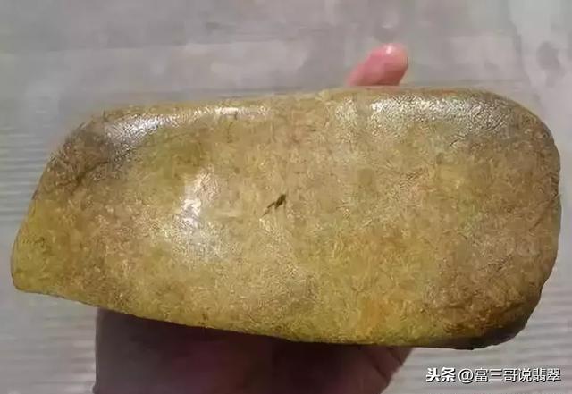 翡翠原石黄沙皮知识黄沙皮出什么翡翠-第17张图片-翡翠网 翡翠原石黄沙皮知识黄沙皮出什么翡翠-第17张图片-翡翠网