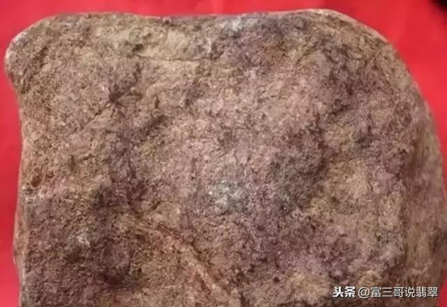 翡翠原石黄沙皮知识黄沙皮出什么翡翠-第24张图片-翡翠网 翡翠原石黄沙皮知识黄沙皮出什么翡翠-第24张图片-翡翠网