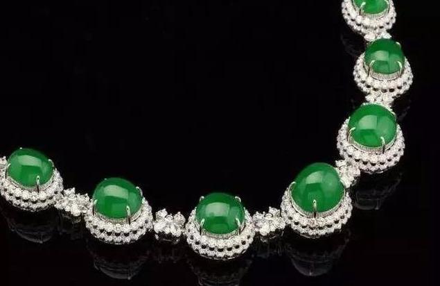 女生戴什么图案玉坠好,女性佩戴什么翡翠最合适-第1张图片-翡翠网 女生戴什么图案玉坠好,女性佩戴什么翡翠最合适-第1张图片-翡翠网