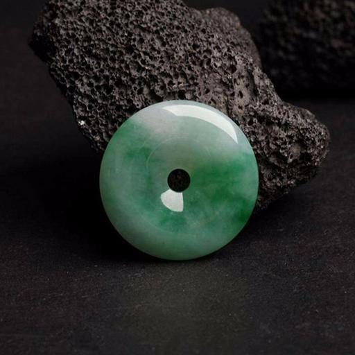 女生戴什么图案玉坠好,女性佩戴什么翡翠最合适-第3张图片-翡翠网 女生戴什么图案玉坠好,女性佩戴什么翡翠最合适-第3张图片-翡翠网