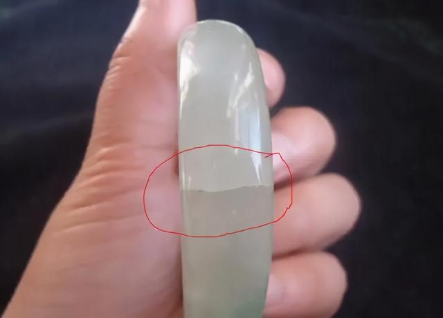 翡翠瑕疵图片详解,翡翠手镯绺裂图解-第1张图片-翡翠网 翡翠瑕疵图片详解,翡翠手镯绺裂图解-第1张图片-翡翠网