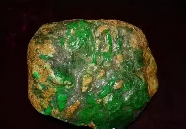 翡翠瑕疵图片详解,翡翠手镯绺裂图解-第2张图片-翡翠网 翡翠瑕疵图片详解,翡翠手镯绺裂图解-第2张图片-翡翠网