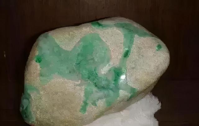 翡翠瑕疵图片详解,翡翠手镯绺裂图解-第7张图片-翡翠网 翡翠瑕疵图片详解,翡翠手镯绺裂图解-第7张图片-翡翠网