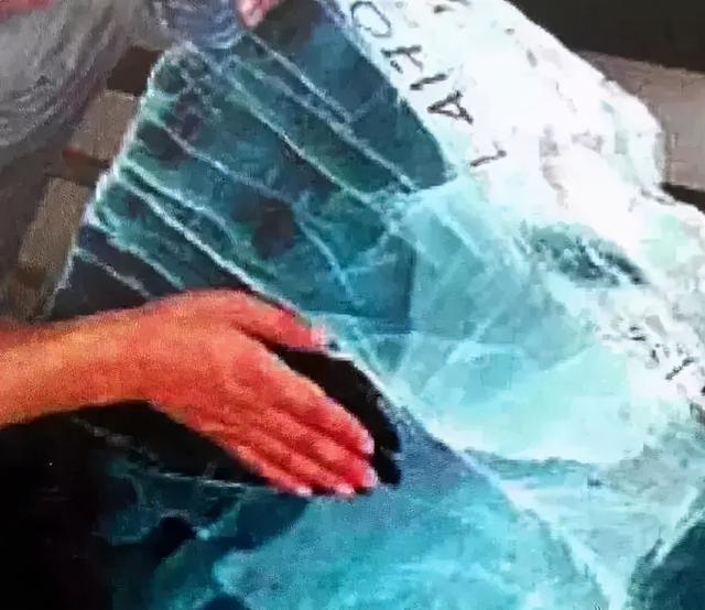 翡翠瑕疵图片详解,翡翠手镯绺裂图解-第9张图片-翡翠网 翡翠瑕疵图片详解,翡翠手镯绺裂图解-第9张图片-翡翠网