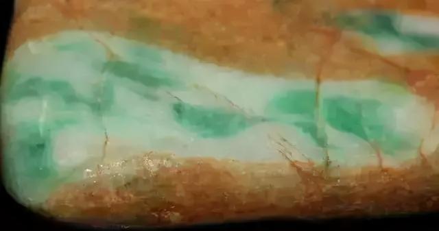 翡翠瑕疵图片详解,翡翠手镯绺裂图解-第11张图片-翡翠网 翡翠瑕疵图片详解,翡翠手镯绺裂图解-第11张图片-翡翠网