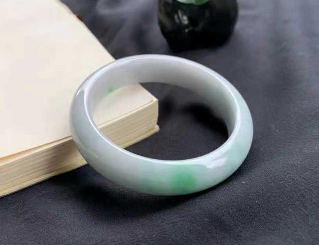 白底青翡翠手镯能戴润吗白底青翡翠手镯价格-第2张图片-翡翠网 白底青翡翠手镯能戴润吗白底青翡翠手镯价格-第2张图片-翡翠网