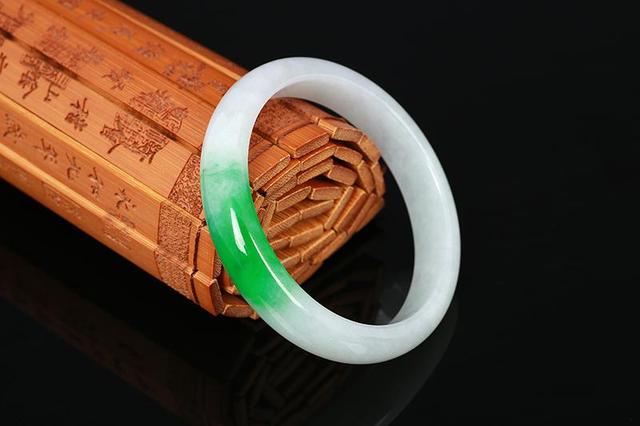 白底青翡翠手镯能戴润吗白底青翡翠手镯价格-第4张图片-翡翠网 白底青翡翠手镯能戴润吗白底青翡翠手镯价格-第4张图片-翡翠网