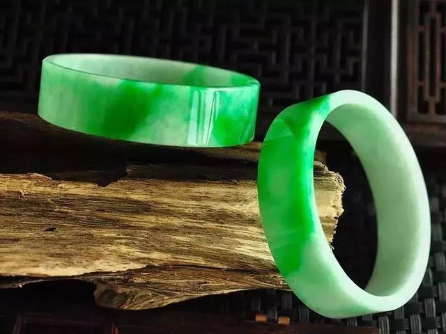 古法金手镯戴久了会怎样,翡翠手镯跟黄金的区别-第2张图片-翡翠网