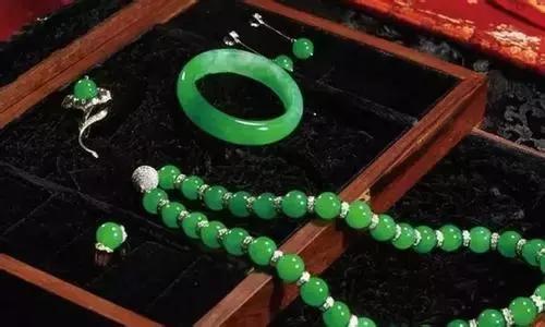 翡翠手镯价格翡翠手镯证书不标注a货-第1张图片-翡翠网 翡翠手镯价格翡翠手镯证书不标注a货-第1张图片-翡翠网