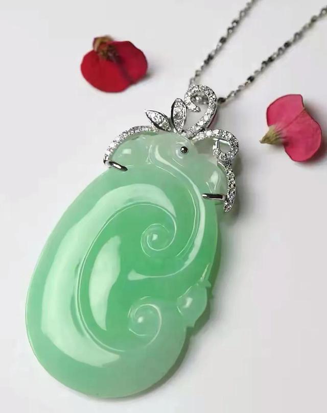 女生戴翡翠好吗女人戴翡翠手镯的忌讳-第3张图片-翡翠网 女生戴翡翠好吗女人戴翡翠手镯的忌讳-第3张图片-翡翠网