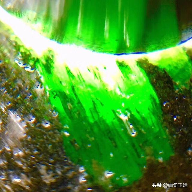 莫湾基翡翠冰种原石图片,翡翠原石老皮-第2张图片-翡翠网 莫湾基翡翠冰种原石图片,翡翠原石老皮-第2张图片-翡翠网