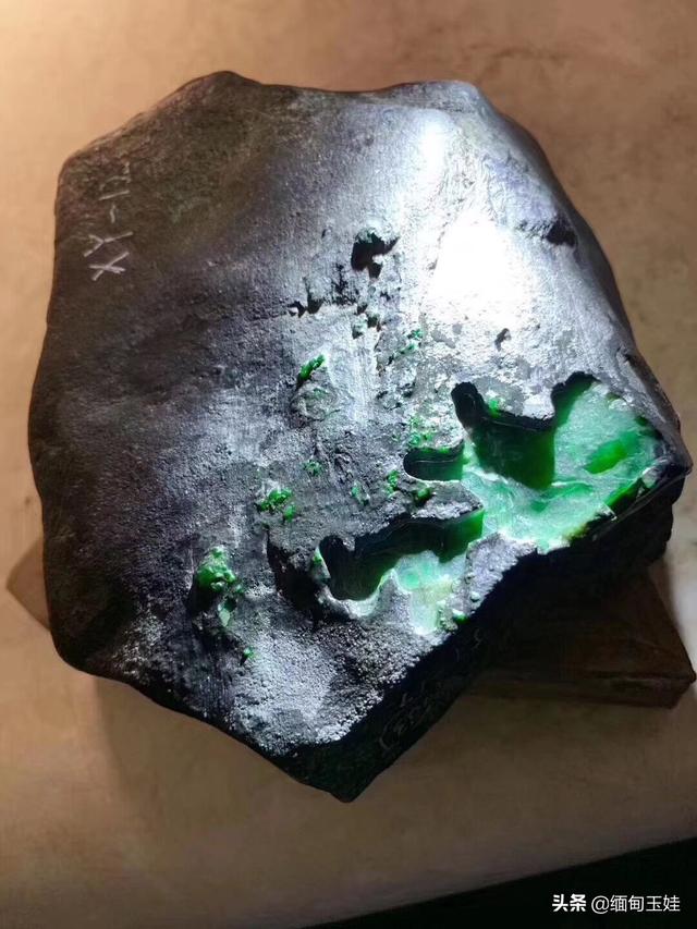 莫湾基翡翠冰种原石图片,翡翠原石老皮-第5张图片-翡翠网 莫湾基翡翠冰种原石图片,翡翠原石老皮-第5张图片-翡翠网