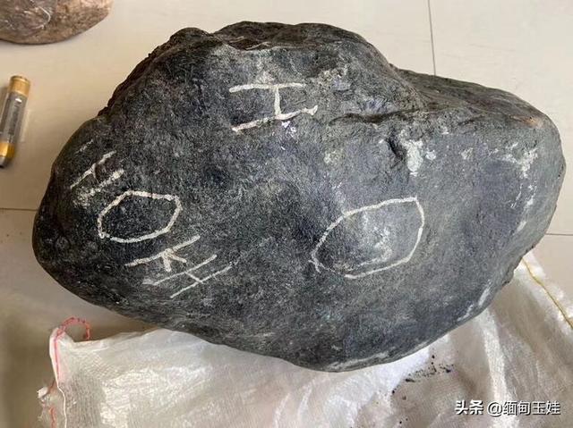 莫湾基翡翠冰种原石图片,翡翠原石老皮-第8张图片-翡翠网 莫湾基翡翠冰种原石图片,翡翠原石老皮-第8张图片-翡翠网