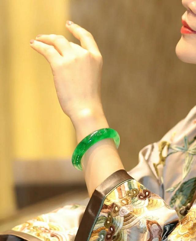 翡翠手镯上有细纹,翡翠手镯有裂纹怎么办-第1张图片-翡翠网 翡翠手镯上有细纹,翡翠手镯有裂纹怎么办-第1张图片-翡翠网