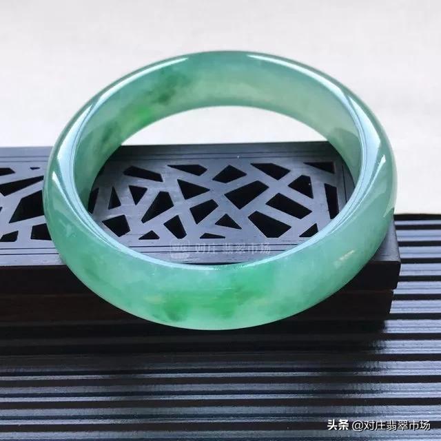 杨氏六喜是假的杨氏六喜翡翠手镯-第11张图片-翡翠网 杨氏六喜是假的杨氏六喜翡翠手镯-第11张图片-翡翠网