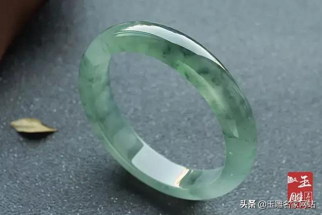 玉镯怎么鉴别好坏,怎么看翡翠手镯的好坏-第3张图片-翡翠网 玉镯怎么鉴别好坏,怎么看翡翠手镯的好坏-第3张图片-翡翠网