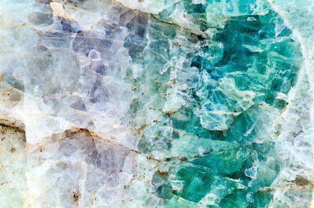 翡翠原石鉴别方法图解,翡翠原石人造假皮鉴别指示图-第7张图片-翡翠网 翡翠原石鉴别方法图解,翡翠原石人造假皮鉴别指示图-第7张图片-翡翠网