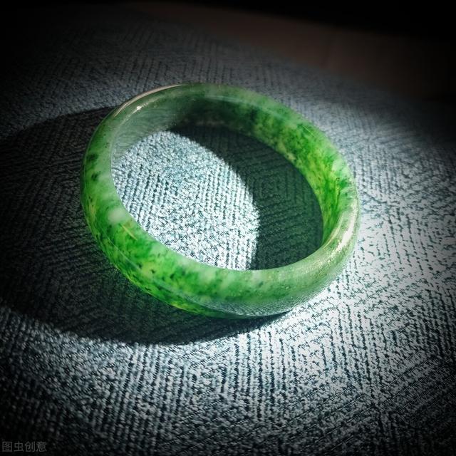 翡翠原石鉴别方法图解,翡翠原石人造假皮鉴别指示图-第9张图片-翡翠网 翡翠原石鉴别方法图解,翡翠原石人造假皮鉴别指示图-第9张图片-翡翠网