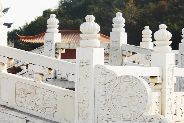 翡翠原石鉴别方法图解,翡翠原石人造假皮鉴别指示图-第10张图片-翡翠网 翡翠原石鉴别方法图解,翡翠原石人造假皮鉴别指示图-第10张图片-翡翠网