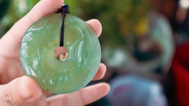 翡翠原石鉴别方法图解,翡翠原石人造假皮鉴别指示图-第11张图片-翡翠网 翡翠原石鉴别方法图解,翡翠原石人造假皮鉴别指示图-第11张图片-翡翠网