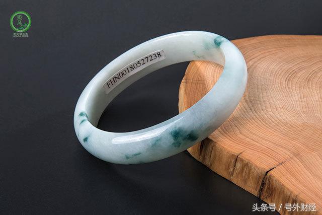 翡翠手镯真假甄别,a货翡翠什么价位-第2张图片-翡翠网 翡翠手镯真假甄别,a货翡翠什么价位-第2张图片-翡翠网