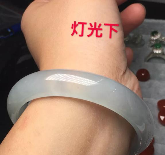翡翠手镯戴着变颜色,翡翠手镯戴多久有变化-第1张图片-翡翠网 翡翠手镯戴着变颜色,翡翠手镯戴多久有变化-第1张图片-翡翠网