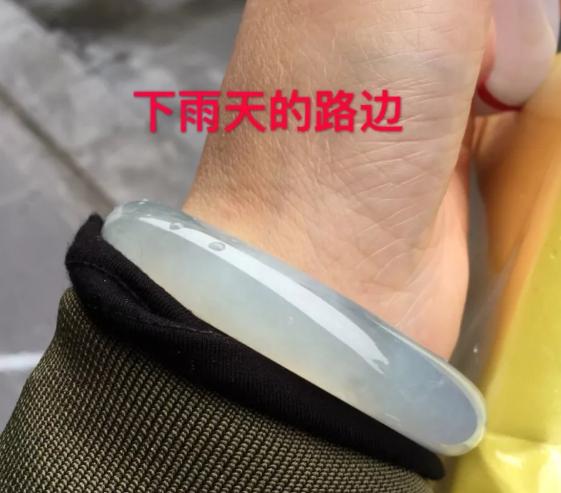 翡翠手镯戴着变颜色,翡翠手镯戴多久有变化-第3张图片-翡翠网 翡翠手镯戴着变颜色,翡翠手镯戴多久有变化-第3张图片-翡翠网