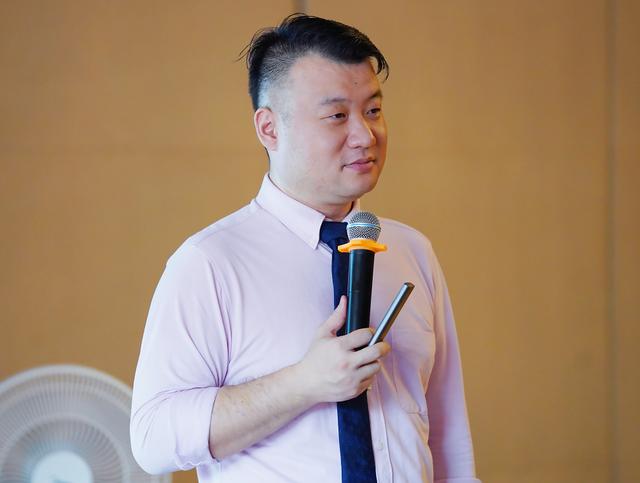 翡翠手镯戴着变颜色,翡翠手镯戴多久有变化-第11张图片-翡翠网 翡翠手镯戴着变颜色,翡翠手镯戴多久有变化-第11张图片-翡翠网