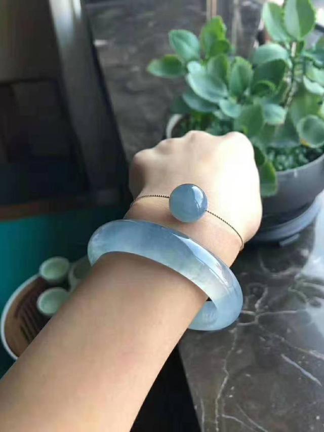 为什么岫玉越透明越便宜,翡翠手镯越戴棉越多-第1张图片-翡翠网 为什么岫玉越透明越便宜,翡翠手镯越戴棉越多-第1张图片-翡翠网