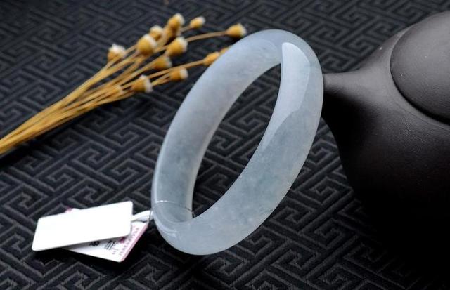 为什么岫玉越透明越便宜,翡翠手镯越戴棉越多-第2张图片-翡翠网 为什么岫玉越透明越便宜,翡翠手镯越戴棉越多-第2张图片-翡翠网