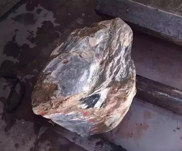 玉镯有裂纹能养好吗,翡翠手镯冰裂-第1张图片-翡翠网 玉镯有裂纹能养好吗,翡翠手镯冰裂-第1张图片-翡翠网