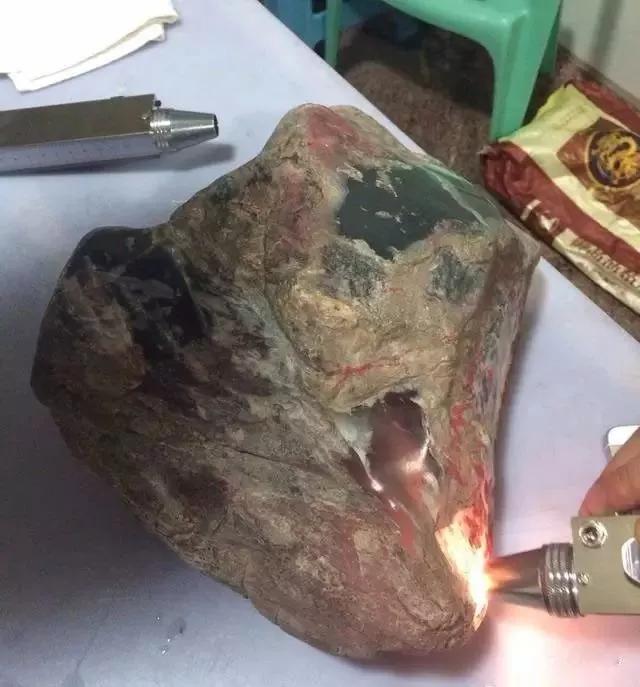 玉镯有裂纹能养好吗,翡翠手镯冰裂-第2张图片-翡翠网 玉镯有裂纹能养好吗,翡翠手镯冰裂-第2张图片-翡翠网